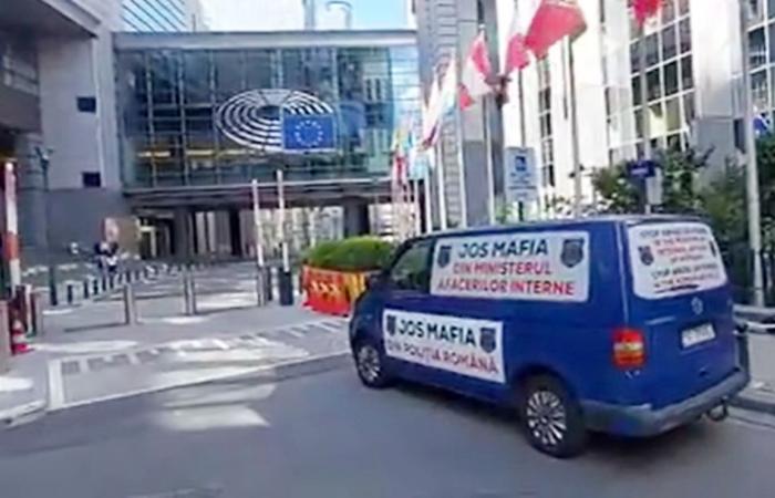 The car from Neamt with “Down with the Mafia from MAI”, arrived in front of the European Parliament
