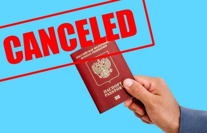 Romania canceled the visas of 14 journalists from Russia Today who gave themselves to Russian officials. The Russian delegation consisted of 17 people