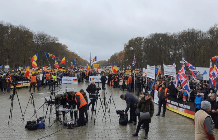 Thousands of Romanians, gathered in Berlin to support the Furdui family, whose children were taken VIDEO