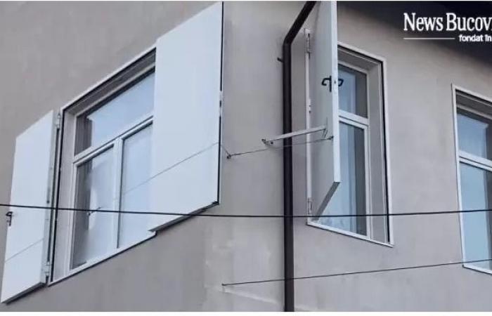 VIDEO The images of a school in a Suceava commune, where doors were installed instead of shutters on the windows, became viral on the Internet. The money for the works, allocated through PNDL