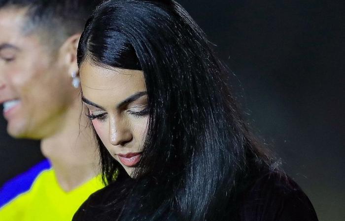 Cristiano Ronaldo humiliated his girlfriend, Georgina Rodriquez, in front of everyone! He smiled at the Arab journalist who introduced him to Al Nassr and looked only at her! The separation is more and more certain