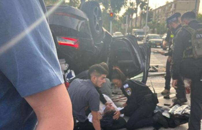 Israeli Minister of National Security Itamar Ben Gvir, injured in a road accident near Tel Aviv and hospitalized. Two other people, injured and hospitalized in the accident, the minister’s car overturned. A knife attack took place in the town from which he was leaving