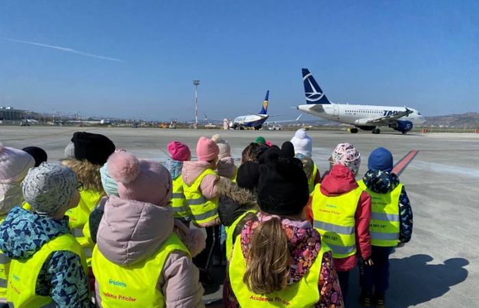 More than 600 children visited Cluj Airport in “Different Week”. The little ones witnessed the landings and take-offs of the planes.