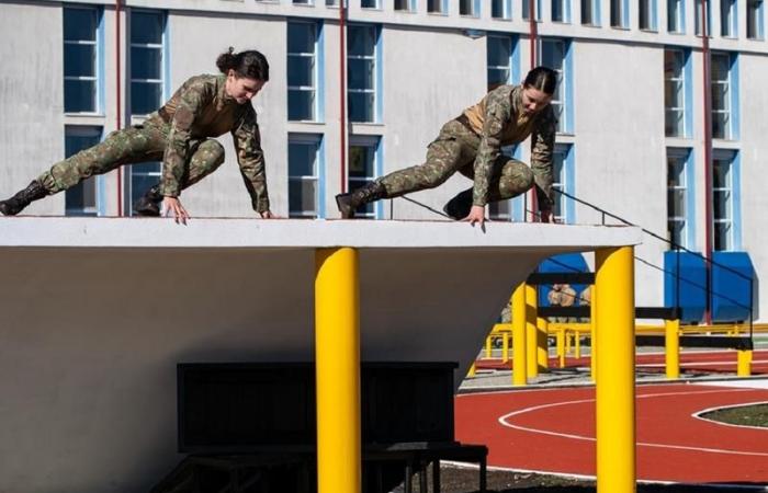 How can women from Romania enter the Army. How many are there now, what salaries do they have and what missions do they perform