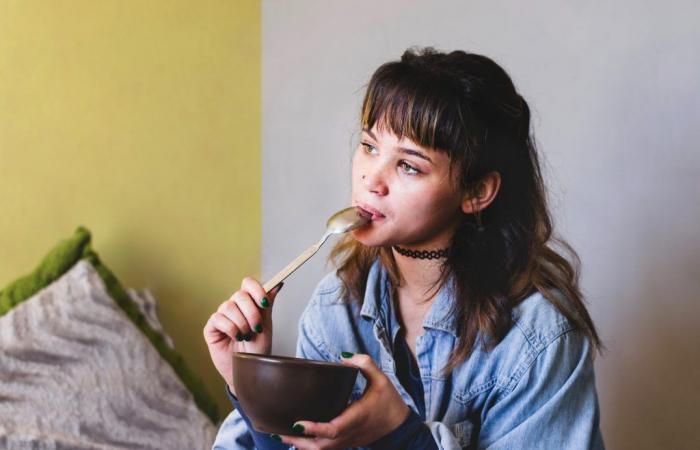 Study: single women eat more and have a more unbalanced diet than those in a relationship