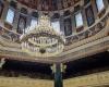 Impressive 3.7 meter diameter chandelier and royal crown –