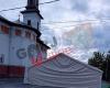 You cross: Tent for the Easter service, set up in Arcani, right next to the church affected by the earthquake and next to the electric charging station – GorjOnline