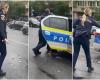 A policewoman from Cluj accidentally gassed her own colleague, who was struggling to restrain an aggressive individual. A passerby filmed the scene