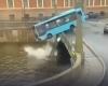 Seven People Died in Bus That Fell into River in Downtown St. Petersburg. The moment Fr